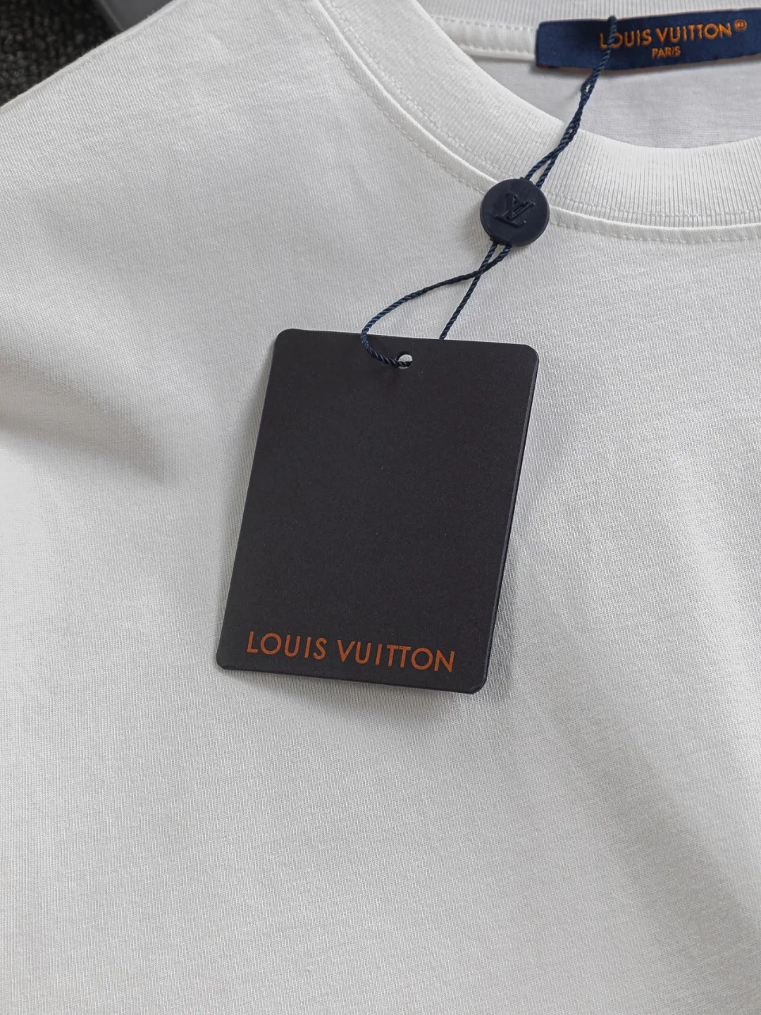 🅿️190 Louis Vuitton 1V LV slightly wide version S-XL 26SS LV new product counter catwalk style three-dimensional plain letter embroidery on the chest🪡logo large logo embroidery on the back🪡logo short-sleeved T-shirt, the same style for men and women! Short-sleeves are not the same as the general public, but must be unique and eye-catching. This LV short-sleeves is all about quality, comfort, consistent style, fashion, including fabrics and cutting techniques, all of which have been made with great effort! 320 grams of washed pure cotton fabric, pure cotton is breathable, very refreshing and comfortable for daily wear. The rib knitting on the neckline is smooth and tight, and the neckline will not be skewed if you toss it at will. The loose version, you will find that it looks really good on the upper body. The overall is minimalist and neat, super versatile for daily use! Pair it casually with a pair of pants for a youthful look. A T-shirt will make your outfit crazy. It is a fashionable item that can never go wrong! Color: Black White Rose Size: S-XL Size chart: S: Shoulder width 50-Bust 56-Length 70 M: Shoulder width 52-Bust 57-Length 72 L: Shoulder width 54-Bust 59-Length 74 XL: Shoulder width 56-Bust 62-Length 76